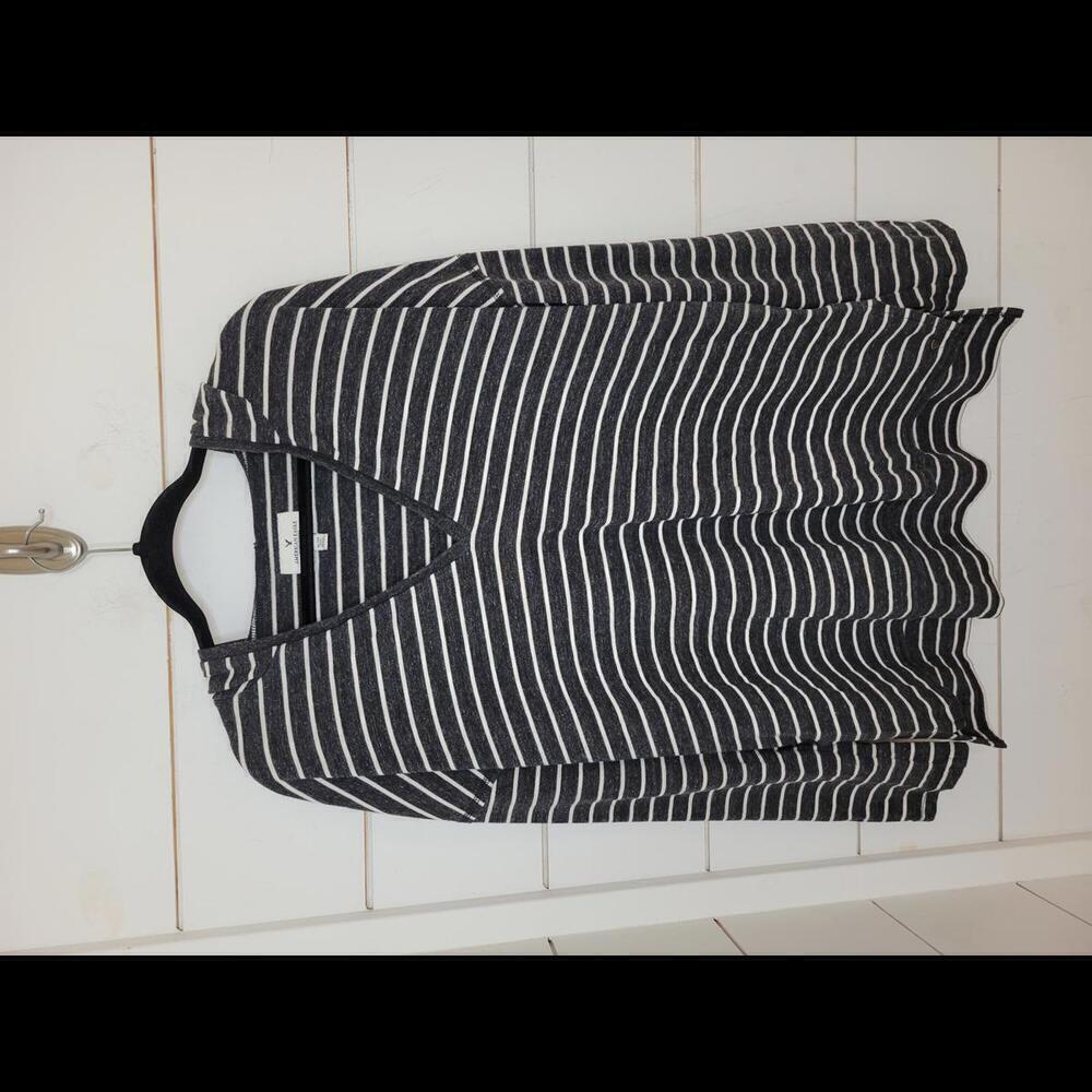 American Eagle Outfitters XL greyish black and white hoodie